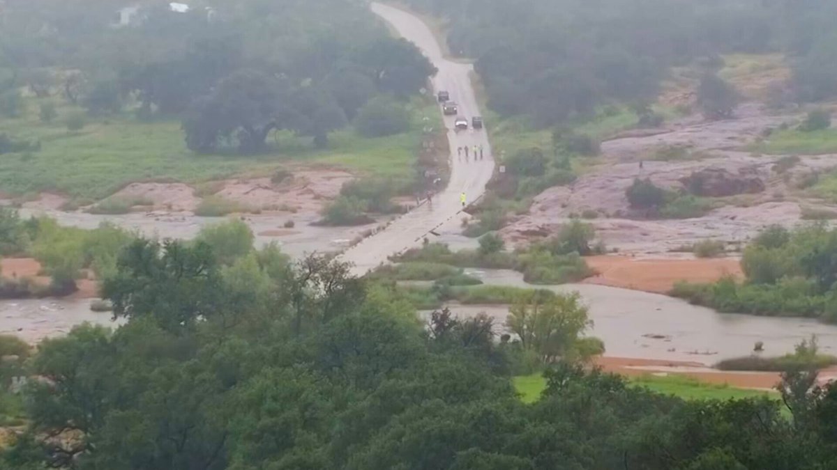🇺🇸 TIMELAPSE SHOWS TEXAS FLOODWATER RISING IN MINUTES New timelapse footage from Kingsland, Texas captures just how fast disaster struck, showing the Llano River surging in under 30 minutes. The video, recorded northeast of Camp Mystic, shows a calm river turning into a wall of water, swallowing everything in its path. A reminder: these weren’t slow, rising floods - this was a literal flash flood, and it moved fast. Nature didn’t knock... it broke the door down. Source: CNN