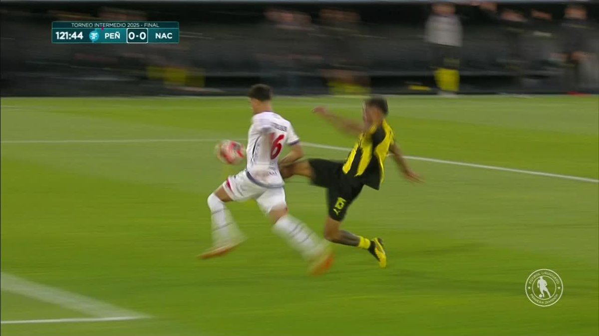 MINUTO 122, ERA EL GOL DEL TÍTULO EN UN CLÁSICO Y LA ÚLTIMA JUGADA DEL PARTIDO. ¡ES LA SALVADA DEL AÑO! 🤯🇺🇾