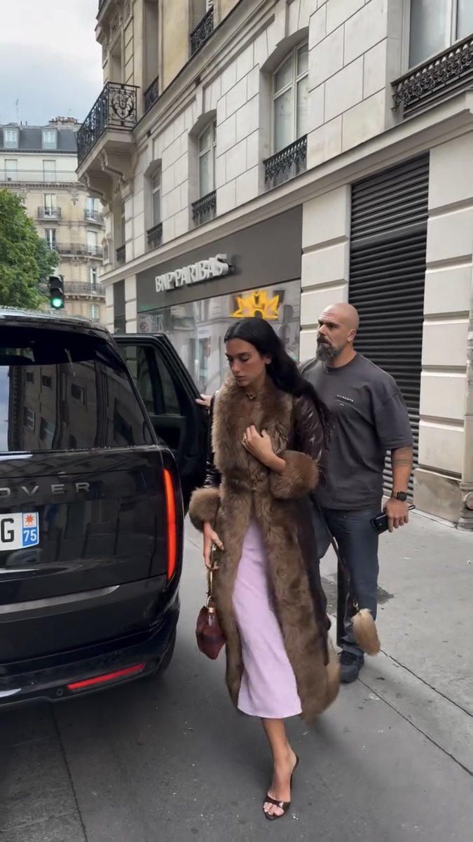 📹 | DUA LIPA arriving at a restaurant in Paris, France this evening (Via taieb_gedeon)