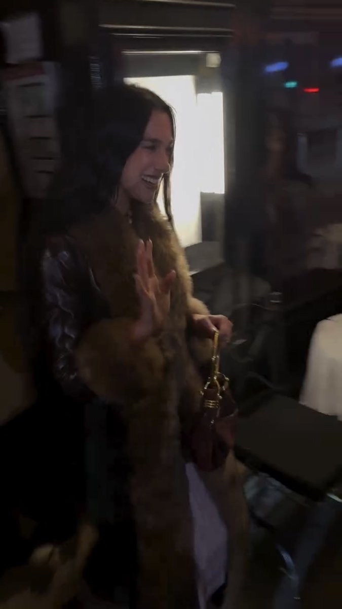📹 | DUA LIPA leaving a restaurant in Paris, France this evening (Via taieb_gedeon)
