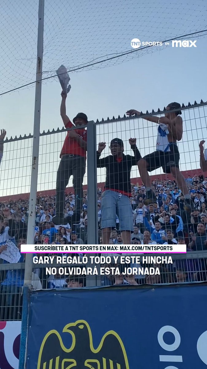 🤩⚽🛡 NO SE OLVIDARÁ JAMÁS Gary Medel regaló HASTA SU SHORT, tras el triunfazo de #LosCruzados ante #ColoColo en #ElClásico187, y este hincha fue quien se atesorará este tremendo regalo del Pitbull. Disfruta de lo mejor del fútbol chileno por #TNTSportsenMax 📲💻 Link en la BIO 📍