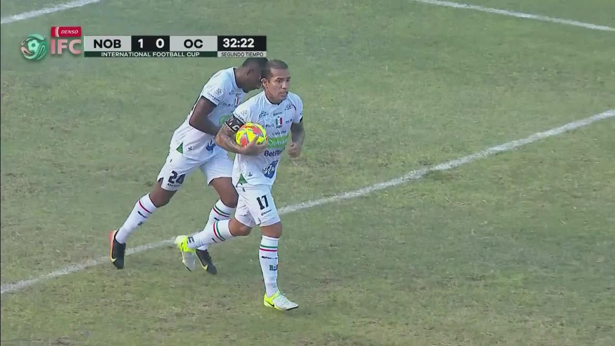 ¡LE PEGÓ CON MUCHA CALIDAD! Dayro Moreno la puso contra un palo y anotó el 1-1 de Once Caldas ante Newell's. 📺 #DisneyPlus Premium