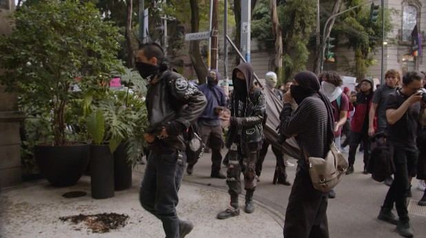 Mexico City — Mexican nationalists, leftists &amp; Antifa attacked businesses to demand that Americans &amp; foreigners leave. They blame the foreigners for expensive housing costs. Their counterparts in US are also rioting, demanding borders be opened to them.