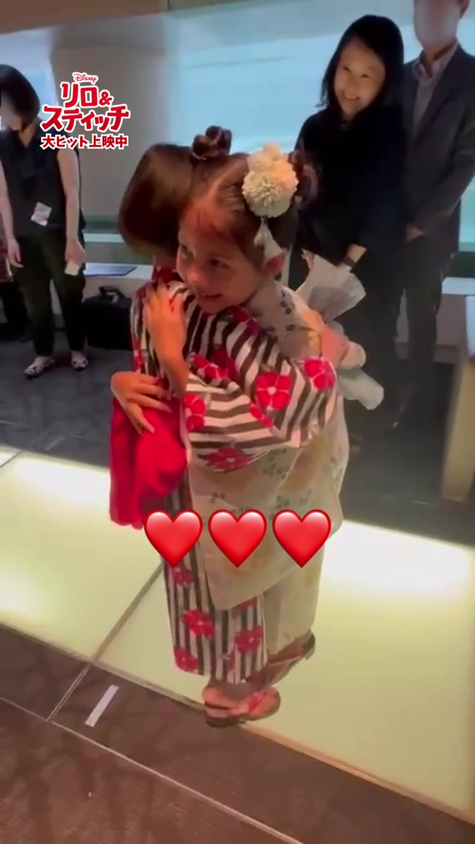 ⋱🌟ベストフレンズフォーエバー🌟⋰ ❝2人のリロ❞が出会った瞬間🌺 本国キャスト マイア・ケアロハさん 日本版声優 #永尾柚乃 さん 海を越えて“オハナ”と熱いハグ🫂✨ 実写版『#リロアンドスティッチ』 大ヒット上映中🐾 #スティッチで泣いちゃった 🎬上映劇場