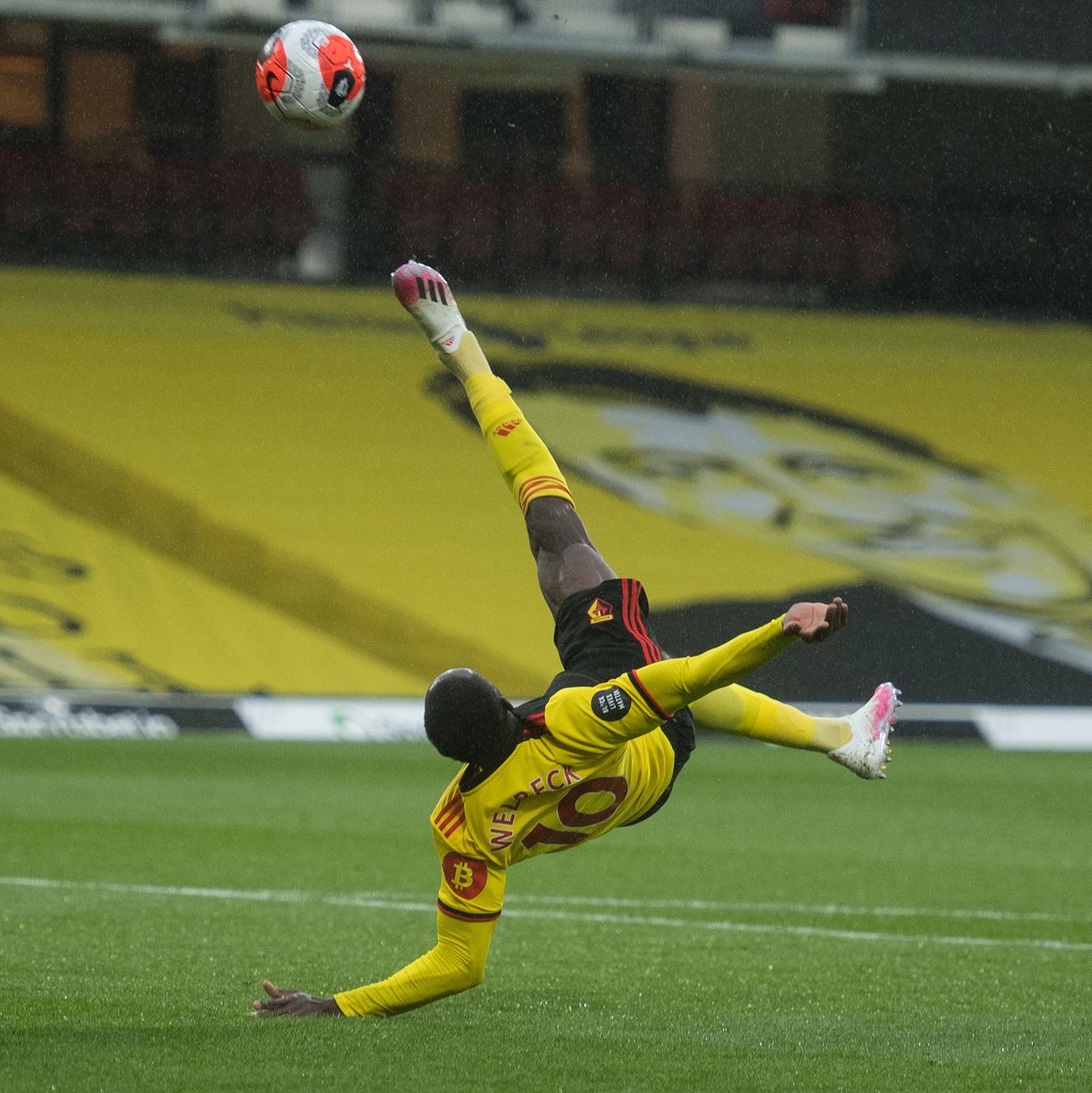 🏴😍 5 years ago today: Danny Welbeck's fantastic overhead kick for Watford. 🚲 He has scored 77 Premier League goals and counting.