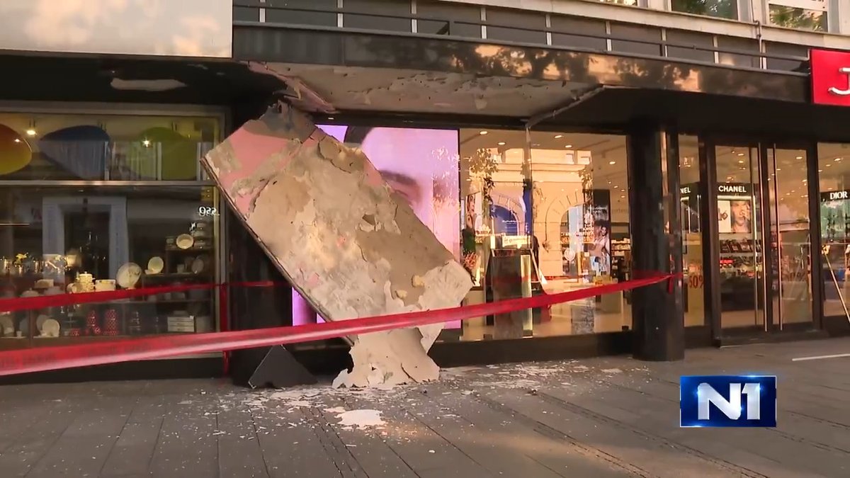U Knez Mihajlovoj 10, ispred jedne poznate parfimerije obrušio se plafon nadstrešnice.