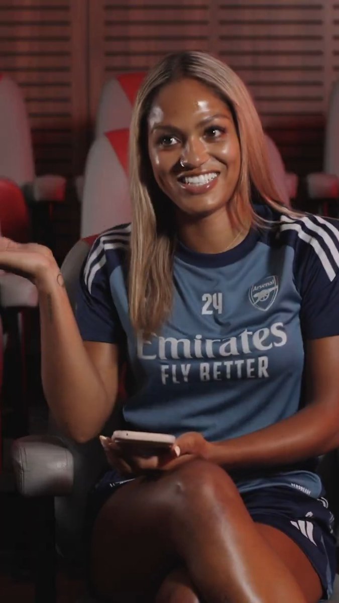 A trip down memory lane 💭 Taylor digs into the archive from her old Arsenal days ✨