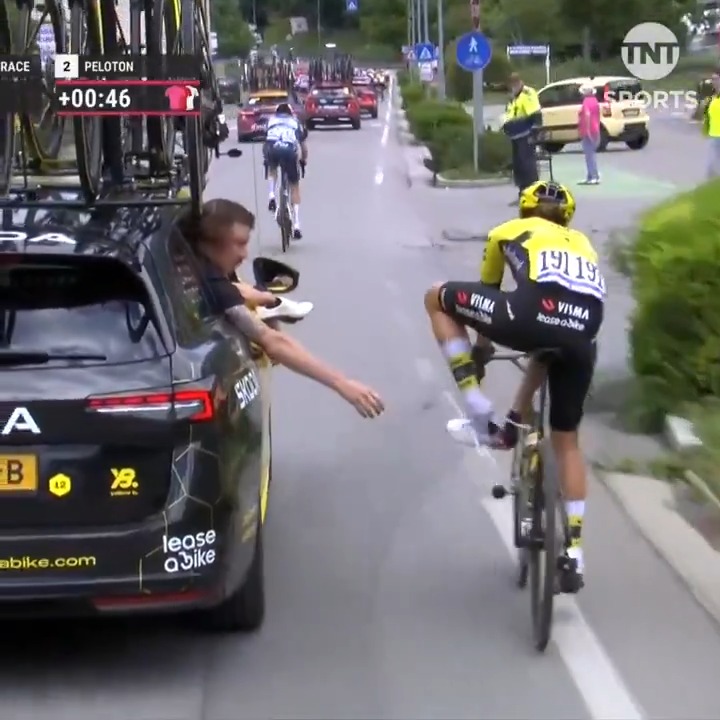 Marianne Vos expertly changes both her shoes while still on the bike! 👟🔄
