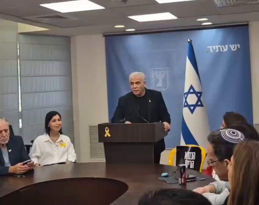 אחרי החשיפה כאן עם חברי roi kais • روعي كايس • רועי קייס על הניסיון של לשכת נתניהו לסכל את ביקורו באמירויות - לפיד מגיב: ״זו חרפה של תתואר. לשכת רה״מ ניסתה לסכל פגישה חשובה לביטחון ישראל. זה לא יאמן כמה שהם קטנים״