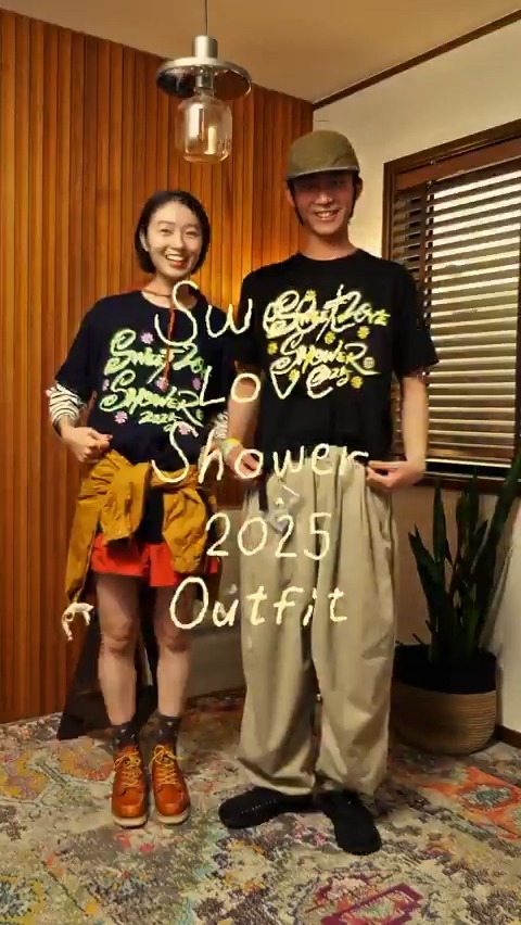 ˗ˏˋ SWEET LOVE SHOWER 2025🦢 ˎˊ˗ OFFICIAL GOODS OUTFIT フェスコーデを考えるのも醍醐味♫動画もぜひ参考に☺ 先行販売でグッズをGETして #ラブシャ へGO🚗💨 🛒 衣装提供：BEAMS ＠BEAMS_JP Model：Maho Aikawa 相川茉穂( ◠‿◠ ) / Jin Takahashi @jin_takahashi9