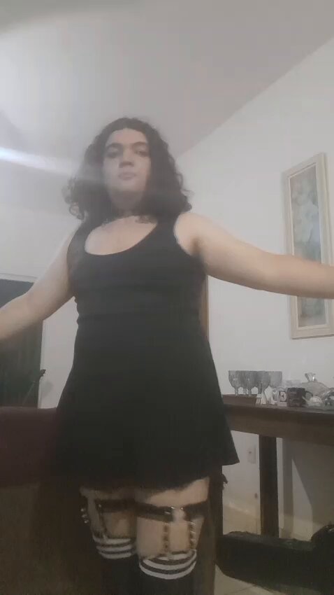 Ontem eu tava me filmando toda bonitinha e tals até que eu cai :c