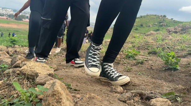 VIDEO: 🇳🇬 🥾 Nigerian hikers blaze trails despite insecurity Hiking enthusiasts defy fears of violence and kidnappings and a lack of public footpaths to explore the hills and countryside around the capital Abuja 📹 John Okunyomih