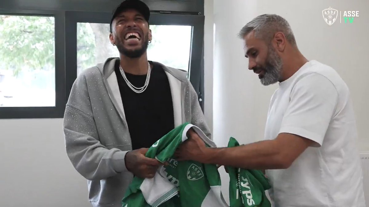 🔙💚 Pierre-Emerick Aubameyang 🇬🇦 est de retour à Saint-Étienne ! Le Gabonais est venu faire un petit coucou à son ancien club et a pu assister à la mise à l’essai de son neveu, Enzo Aubameyang (2008). 👦 🎥 AS Saint-Étienne