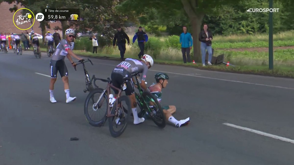 🚴🇫🇷 | Nee, nee, nee! Hoe is het mogelijk. Jasper Philipsen raakt Bryan Coquard en gaat hard tegen het asfalt. Het is einde verhaal voor de man in de groene trui... #TourdeFrance 📺 Stream koers op HBO Max