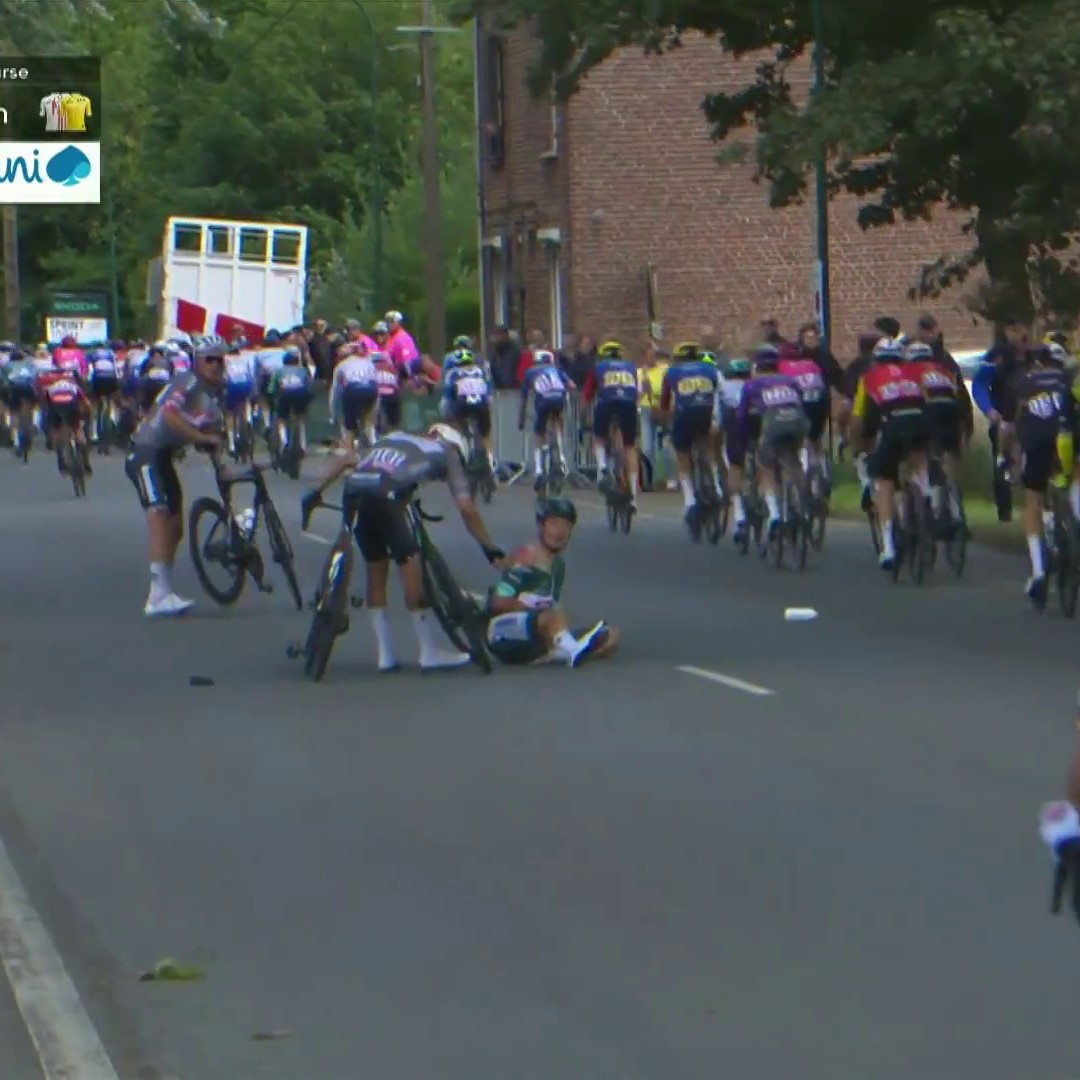 The green jersey goes DOWN in the battle for the intermediate sprint and it looks like a bad one 💥 That might be the end of Jasper Philipsen's Tour de France 💔