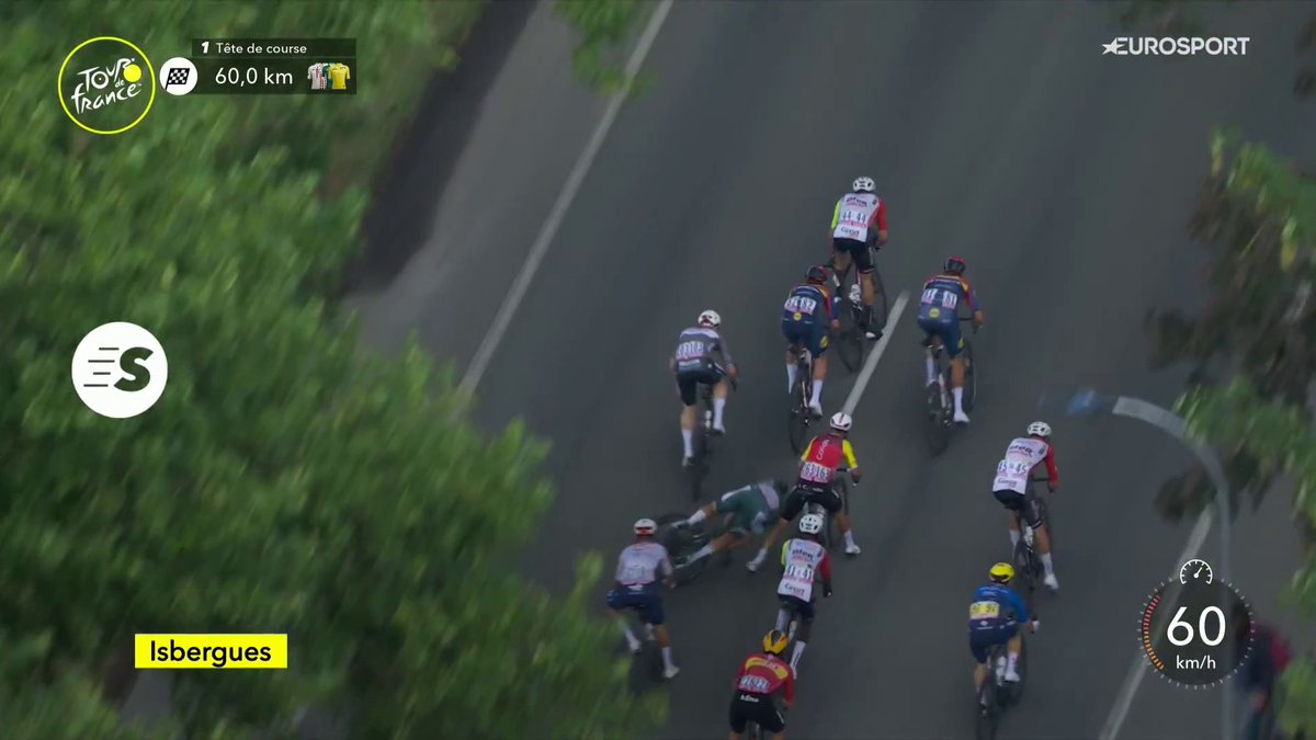 La chute de Jasper Philipsen, qui a causé son abandon sur le sprint intermédiaire. Bryan Coquard s'est rattrapé de justesse après un contact avec Laurenz Rex mais le mouvement du Français a envoyé le maillot vert à terre. #TDF2025