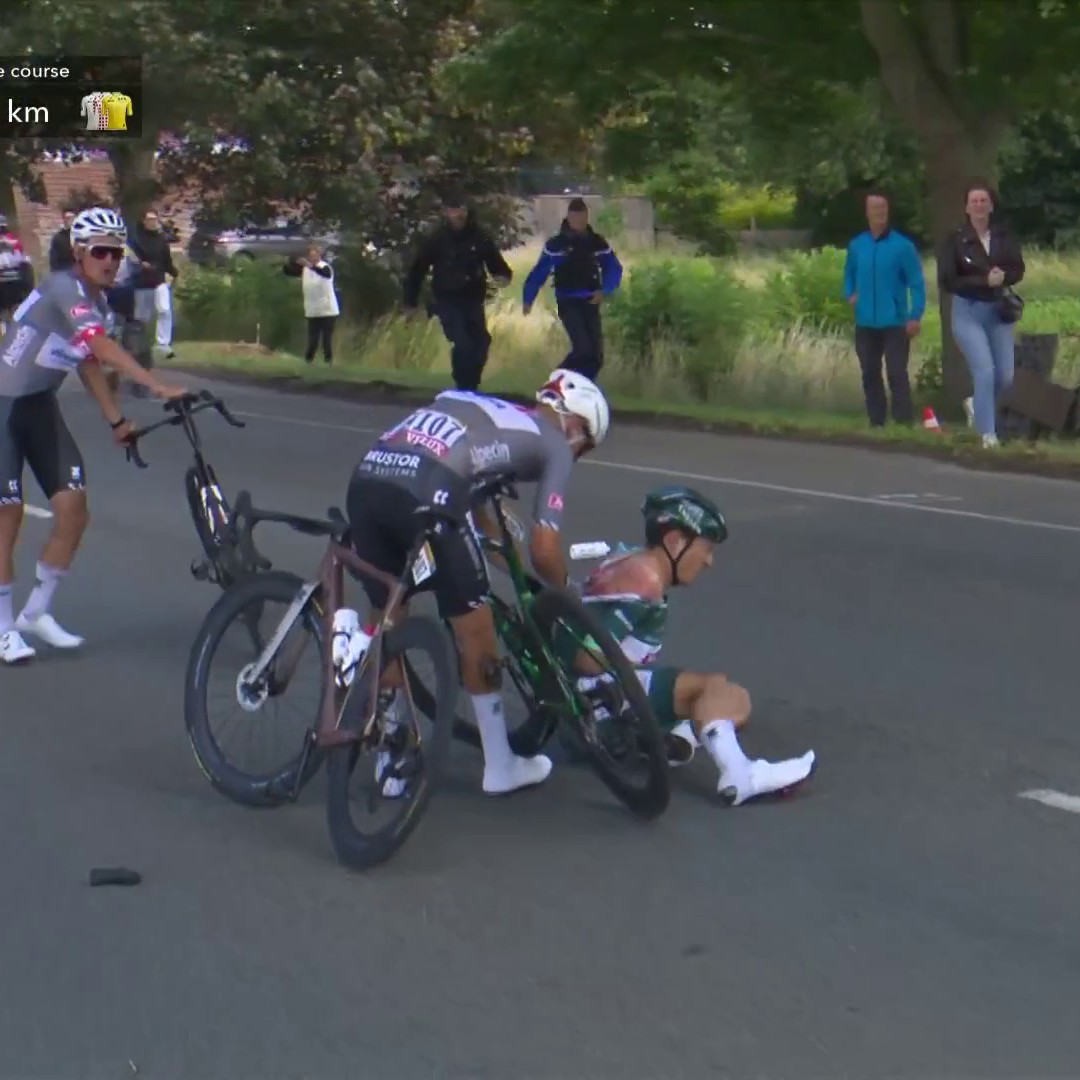 😮 La chute terrible de Jasper Philipsen ! Le maillot vert abandonne après être tombé lourdement lors du sprint intermédiaire sur cette 3e étape du Tour de France #LesRP #TDF2025