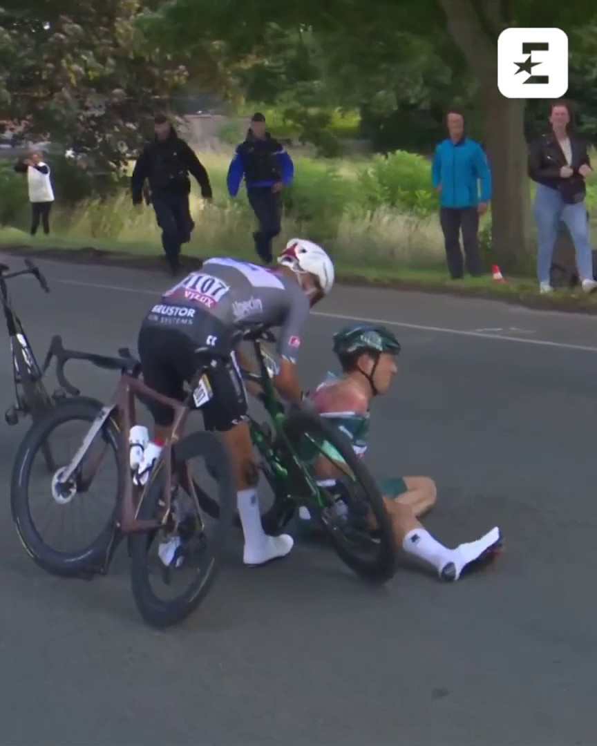 NOOOOOOOOOOO ๐ฉ๐ฉ๐ฉ Bruttissima caduta per Jasper Philipsen: impatto violentissimo in prossimitร dello sprint intermedio. Il vincitore della prima tappa e attuale maglia verde รจ stata costretto al ritiro ๐ #TDF2025 #EurosportCiclismo