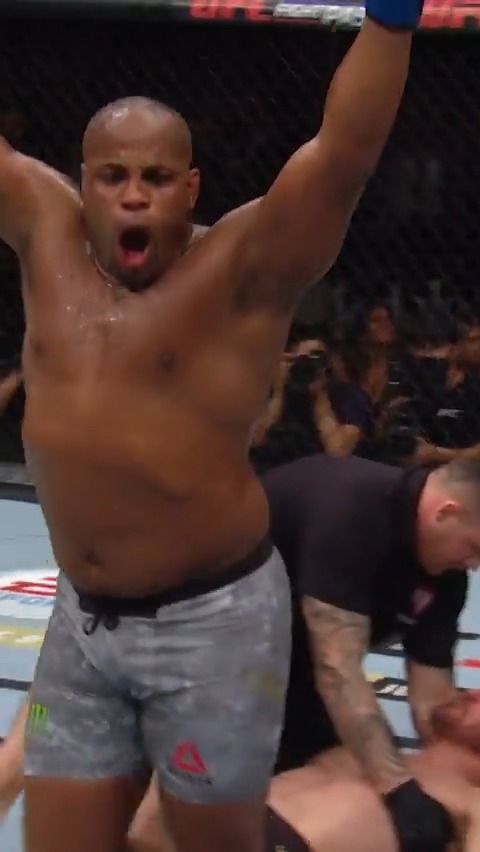 🏆 On this day 7 years ago 39 y.o. Daniel Cormier knocked out Stipe Miocic and became the two-division champion. 📊 He is one of the few fighters to have resumes in both weight classes and to defend both belts. DC is truly one of the 🐐