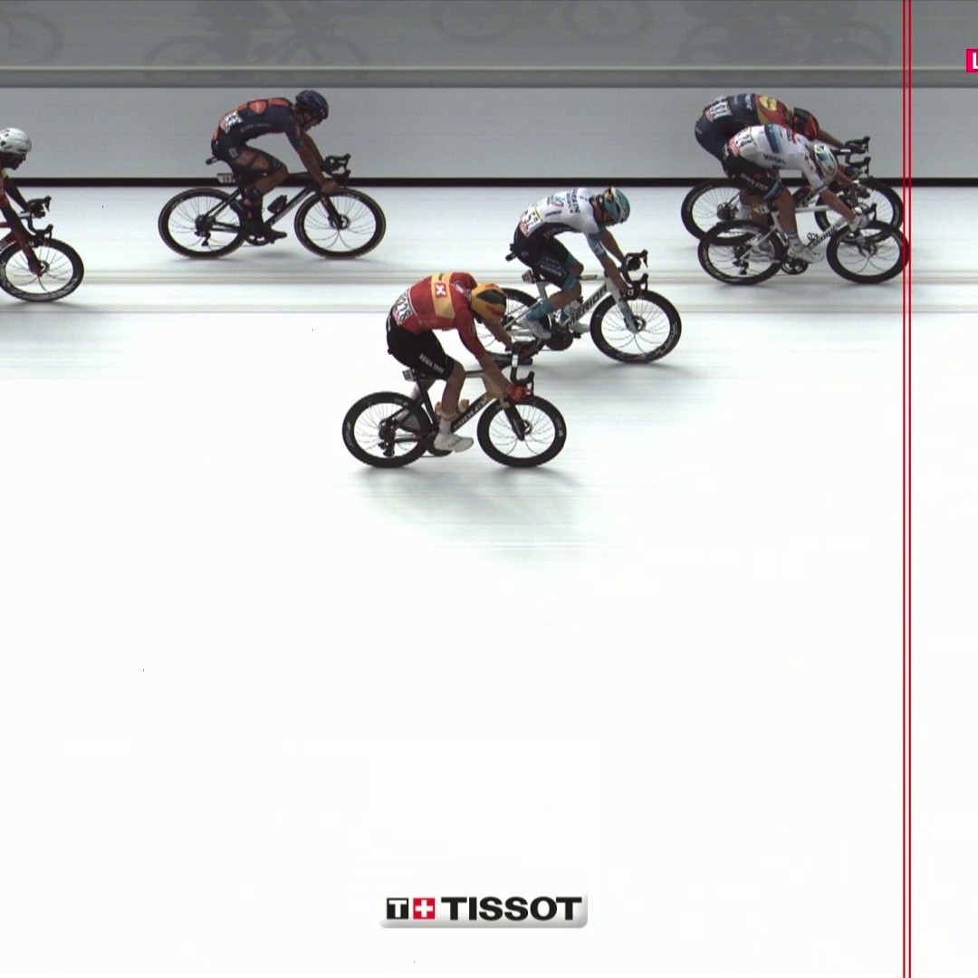 4 years after his first stage win in TDF, Tim Merlier got his second one today in Dunkerque, beating Jonathan Milan by a few centimeters. ✌️Phil Bauhaus was the best of the rest, far behind them. I hope Jeanniere who flew in the barriers is ok... #TDF2025