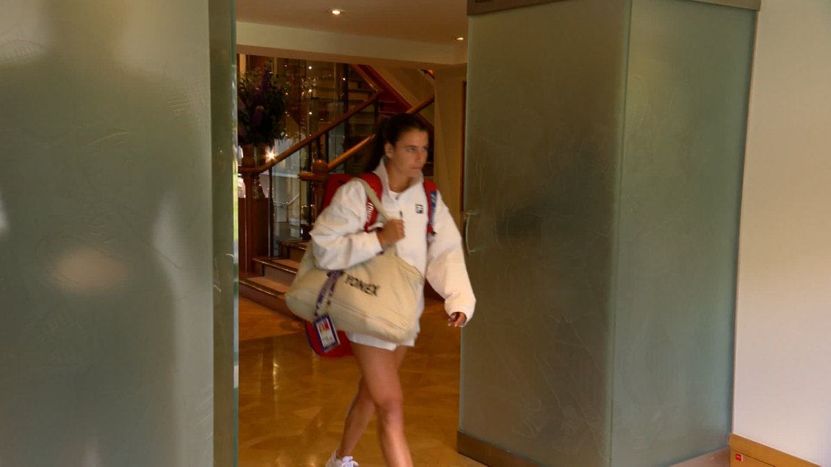 Time for some more action 😁 Mirra Andreeva and Emma Navarro step out onto Centre Court with eyes on a spot in the Last 8 ➡️ #Wimbledon