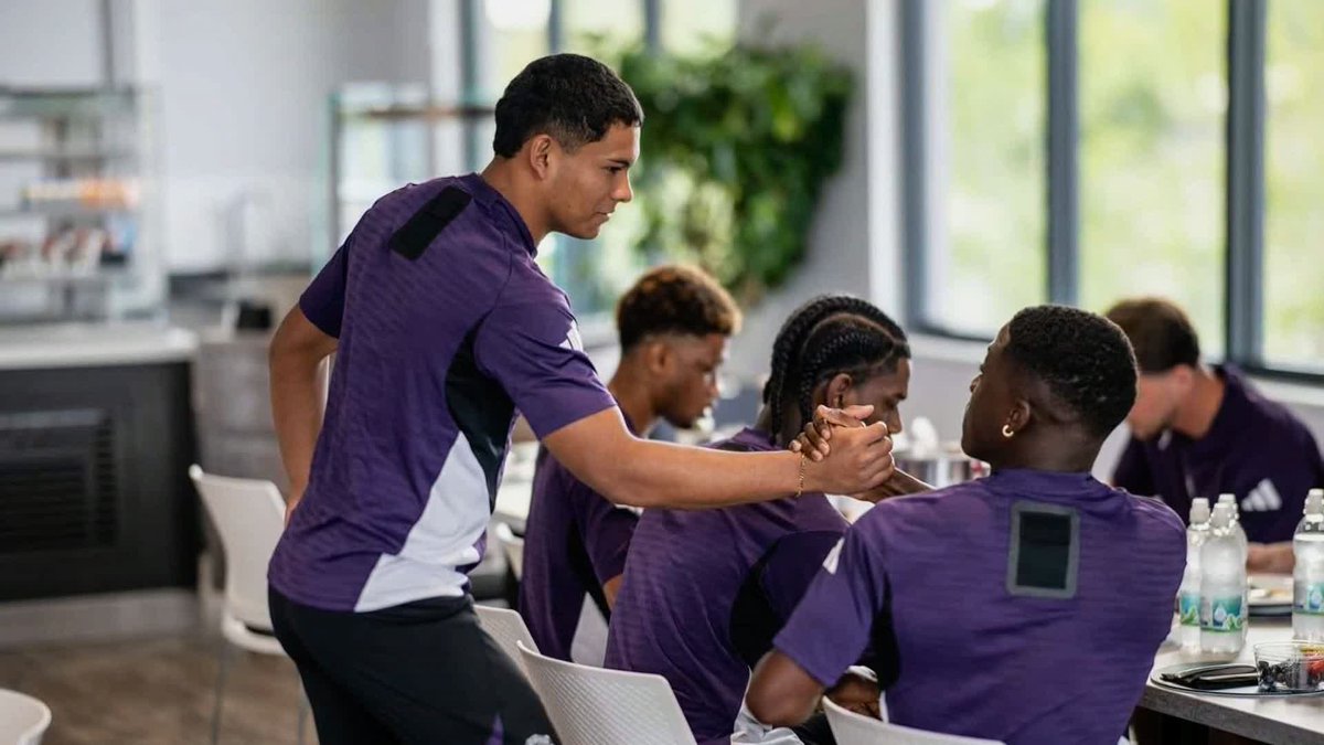 Several Manchester United players have returned to training today, however, five players that have expressed their wish to leave did not report to Carrington 🔴