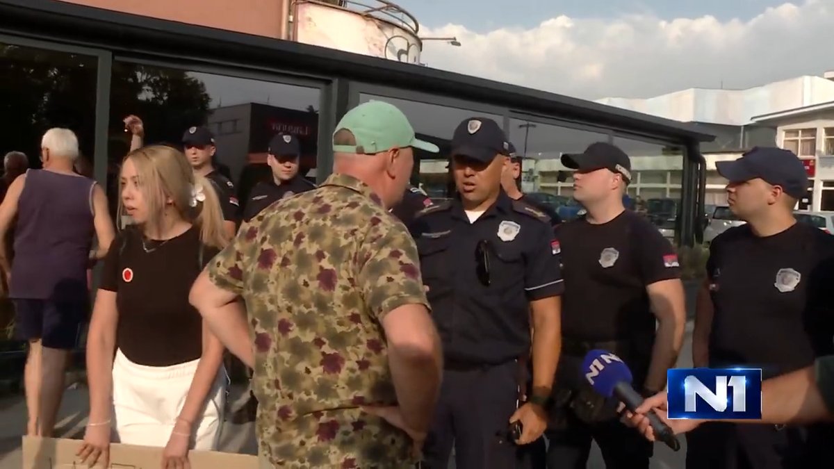 Memorijalni centar Dragan Marković Palma otvara se danas u Jagodini, a tom činu, kako je najavljeno, prisustvuje i Aleksandar Vučić. Dve grupe demonstranata pokušavaju da se približe centru, ali ih u tome sprečava interventna jedinica policije.