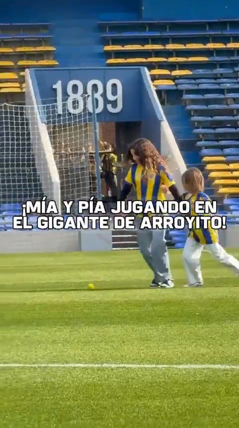 Un momento único para la familia: mientras Di María era presentado, sus hijas se divertían en el césped del Gigante de Arroyito.