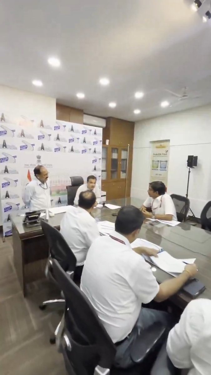 ๐๐ต๐๐ ๐ซ๐๐๐๐ Maharashtra National Highways ๐ฃ review meeting. #PragatiKaHighway #GatiShakti