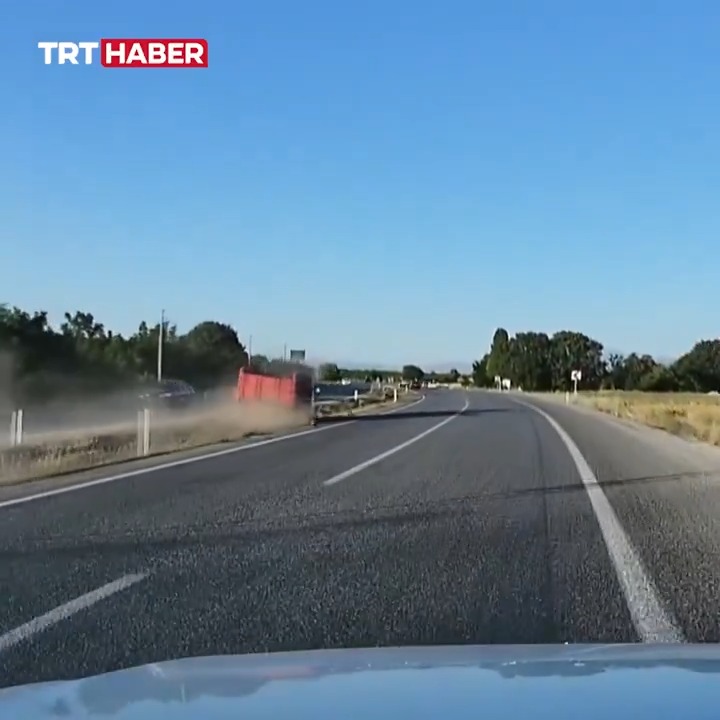 Lastiği patlayan kamyonu böyle durdurdu... 📍Konya