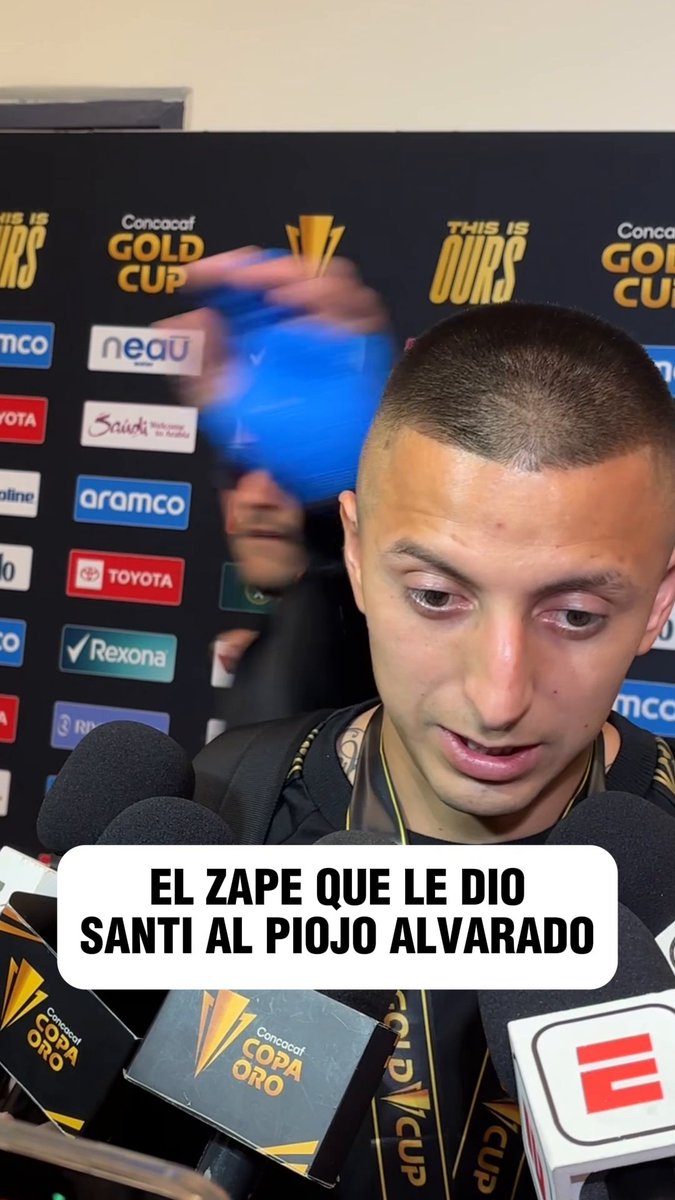 ¡La broma de Santi Gimenez al Piojo Alvarado! 😅 Le da un zape durante la zona mixta tras haber conquistado la Copa Oro 😬