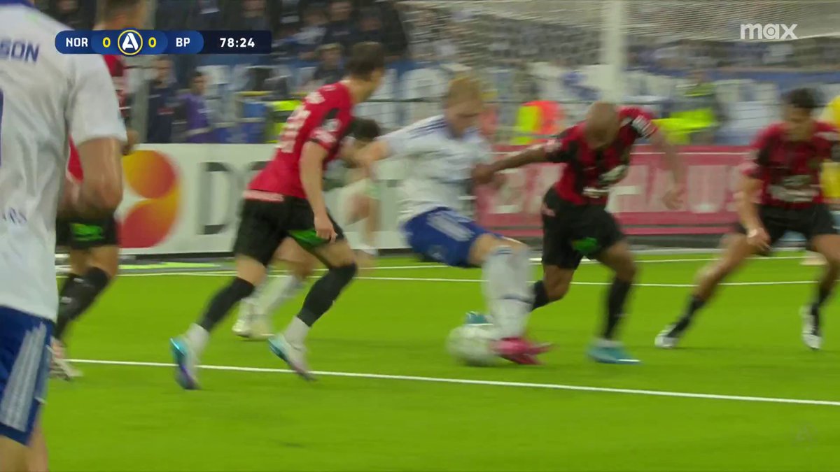 🗣 "Det börjar väl bli så där att de samlar ihop till en straff, Norrköping." IFK Norrköping vill ha straff efter den här situationen 🔍 📲 Se matchen på Max