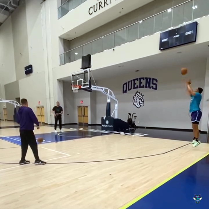 Grant Williams putting in work with assistant coaches Josh Longstaff and Matt Hill. Shot's looking good! 👌 (📹 Grant Williams)