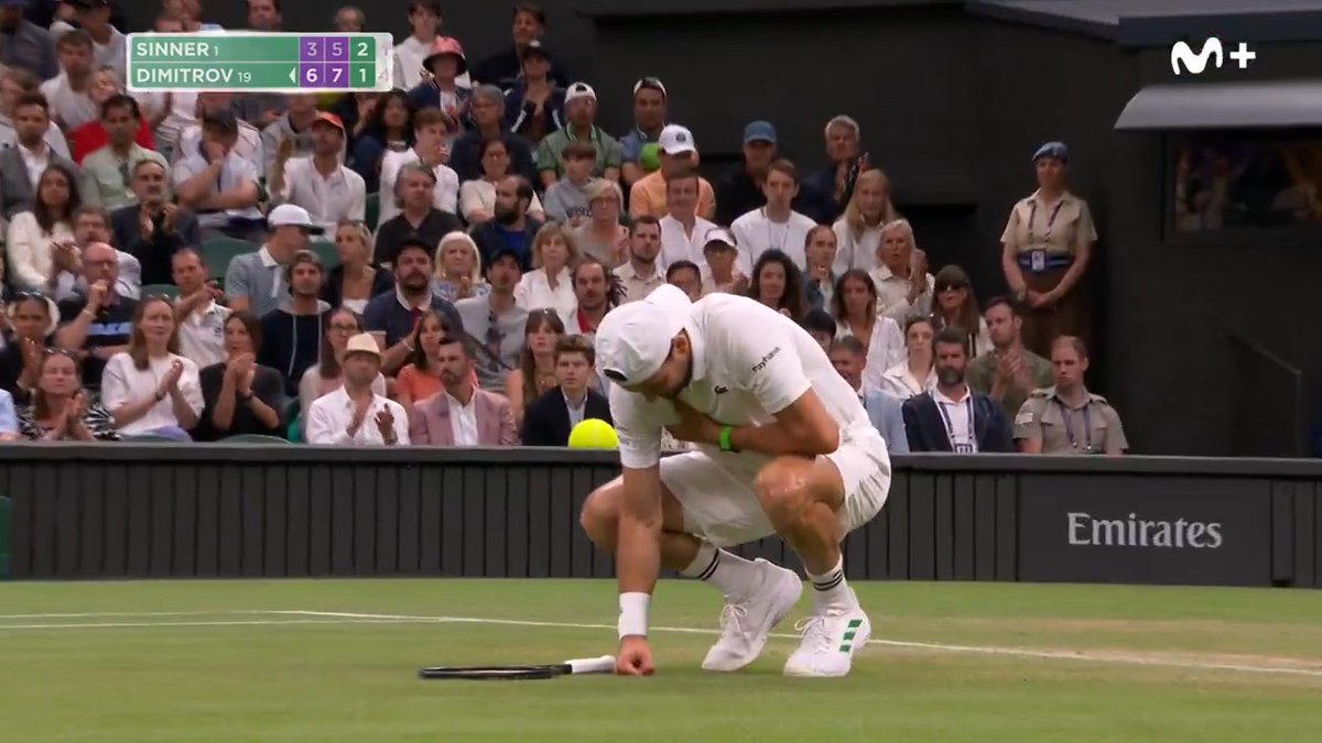 😰 Dimitrov se ha quedado totalmente clavado... Un dolor en el pectoral tiene a toda la pista central preocupada. Vencía por 2 sets a 0 a Sinner. #LaPistaDelTenis #Wimbledon
