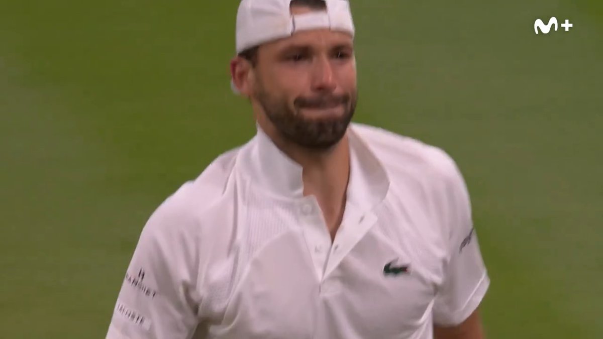 🥲 La crueldad del deporte. Dimitrov vencía por 2 sets a 0 a Sinner cuando sintió un dolor en la zona del pectoral que le hace retirarse perdiendo una ocasión única de vencer al número 1 del mundo. #LaPistaDelTenis #Wimbledon