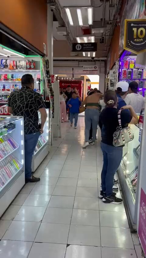 SE PELEAN POR UN HOMBRE EN PLAZA DE LA TECNOLOGÍA Muy al estilo de "dos mujeres, un camino" o "ese hombre es mío", la tarde de este #lunes, dos mujeres se habrían peleado por un hombre en #Plaza de la #Tecnología, ubicada en calle #Guerrero del centro de #Cuernavaca.