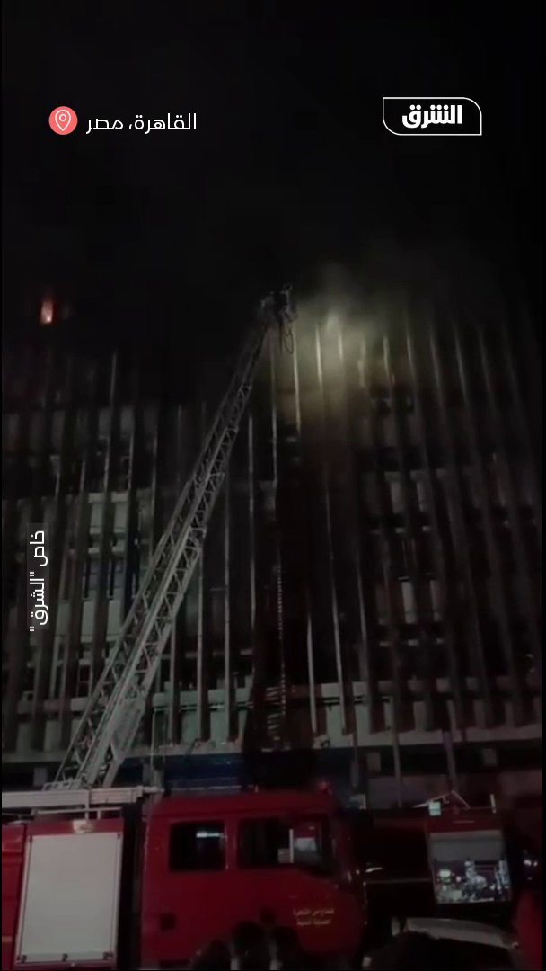 لقطات خاصة لـ"الشرق" لمحاولات السيطرة على النيران بعد تجدد الحريق في مبنى سنترال رمسيس وسط العاصمة المصرية القاهرة