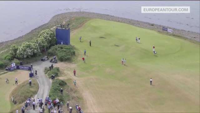 Still one of the most incredible shots I've ever seen. Phil at the Genesis Scottish Open in 2013 ๐ด๓ ง๓ ข๓ ณ๓ ฃ๓ ด๓ ฟ 10 yards away. Short-side. Tight lie. Water beyond. Full swing.