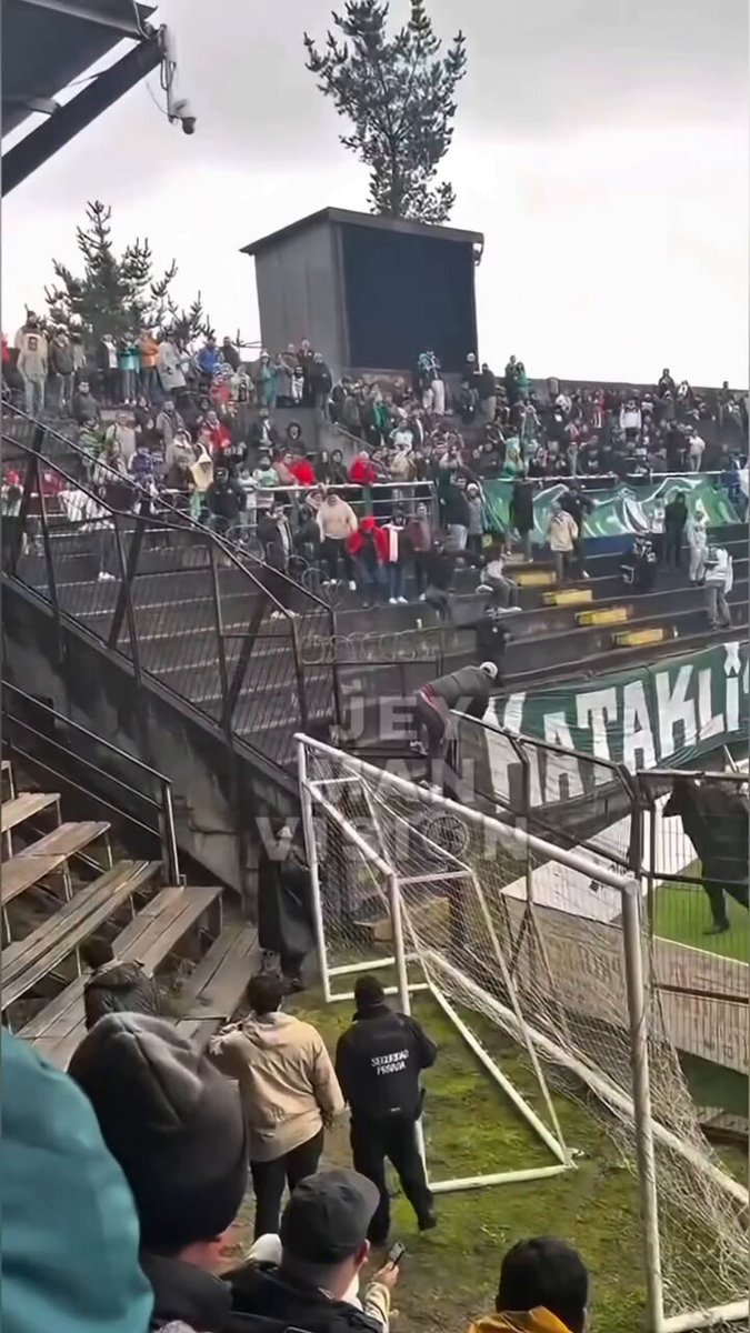 Incidentes en el clásico del sur entre barristas de Deportes Puerto Montt y Provincial Osorno tras que un barrista de osorno intentara rescatar un trapo