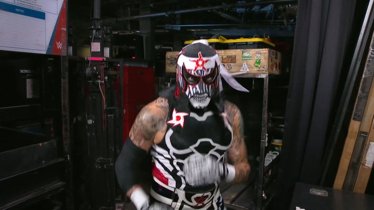 Penta y Paul Heyman se encuentran en backstage #WWERaw