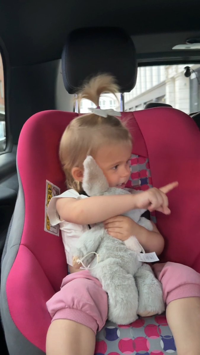 Shopping around London with my #CutesieCrew 🇬🇧👶🏼💙👶🏼🩷 Feeling so lucky to be their mama 🥰 These moments mean everything to me 🥹 #SlivingMom