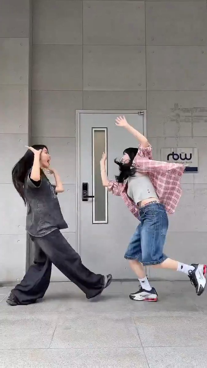 250707 solarkeem IG oh got,,,🤣 🔗 #SOLAR #솔라 #MOONBYUL #문별 #金容仙 #頌樂 #文星伊 #玟星 #MAMAMOO #마마무 마마무(MAMAMOO)
