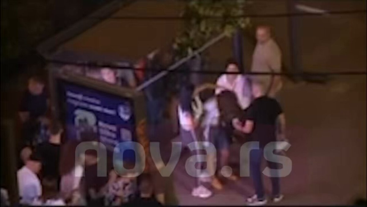 Portal došao je u posed uznemirujućeg snimka stravičnog policijskog postupanja prema studentkinji, prošle nedelje, tokom blokade ispred Pravnog fakulteta u Beogradu.