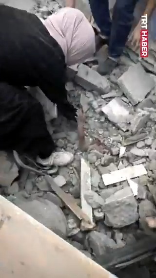 Soykırımcı İsrail'in saldırılarında enkaz altında kalan çocuk böyle kurtarıldı. 📍Gazze