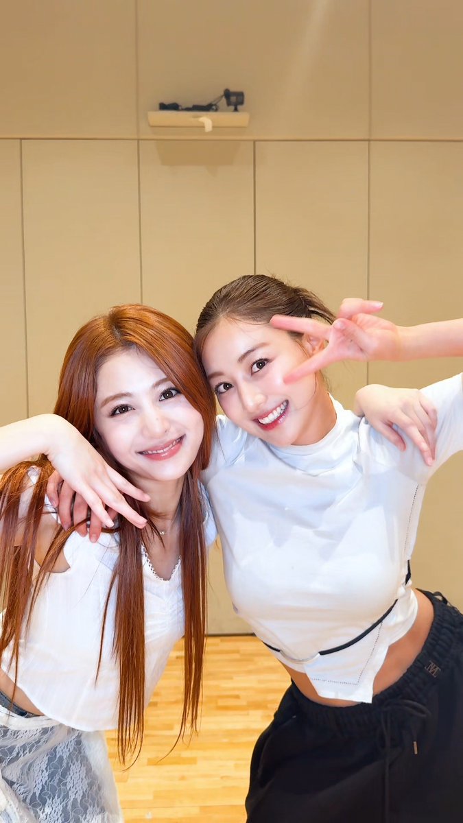 JIHYO AND LE SSERAFIM YUNJIN DIFFERENT CHALLENGE OMG MOTHER AND DAUGHTER FINALLY