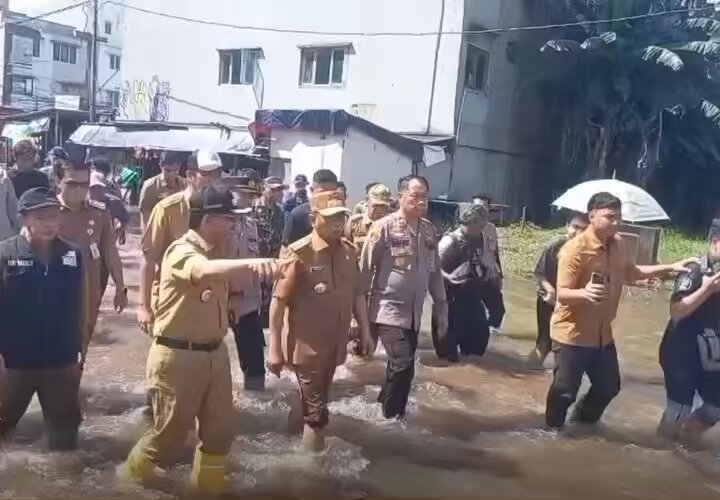 Gubernur Banten bersama Walikota Tangerang saat mendatangi lokasi banjir di Ciledug Indah hari ini. Gubernur Banten mengatakan akan merevisi Perda Tata Ruang di wilayah Tangerang Raya untuk mengantisipasi banjir agar tidak terulang kembali.