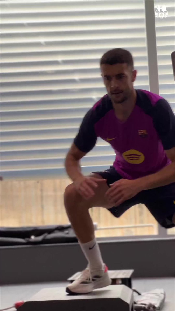 🏋️‍♂️ Joan Garcia is training intensely at the gym ahead of training camp