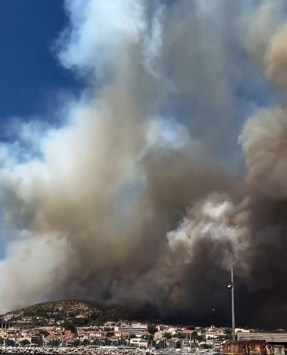 🚨🇫🇷🔥 ALERTE INFO - L'INCENDIE DES PENNES-MIRABEAU A ATTEINT MARSEILLE. L'AÉROPORT DE MARSEILLE-PROVENCE EST FERMÉ, LE 16É ARRONDISSEMENT EST CONFINÉ.