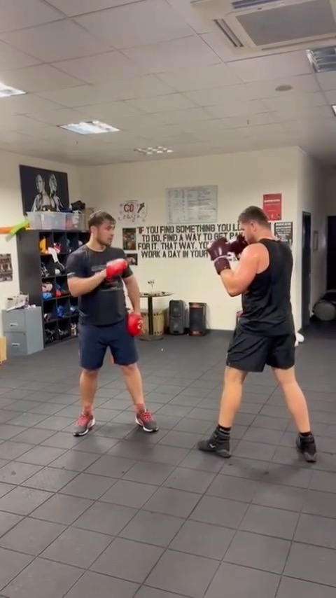 Two months after going to war for a second time, Dave Allen is now training Johnny Fisher 🤝 📽️ Dave Allen via Instagram