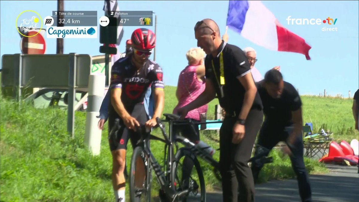 INFERNAL ! Le mari de Rousse qu'elle appelle " julian Alpahilippe" est filmé, suivi, commenté en permanence après sa crevaison. ENDOGAMIE - NEPOTISME + ENTRE SOI = France tv #TDF2025
